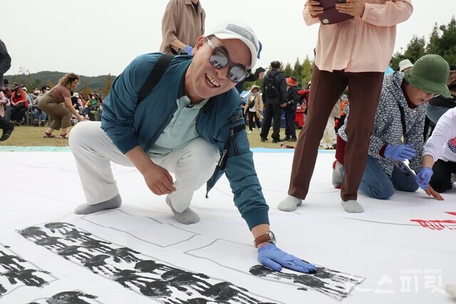 대한민국 10만 손도장 태극기몹에 참가한 페스티벌 참가자. 사진 권은주 기자.