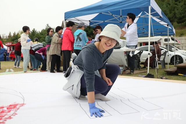 대형 태극기를 완성하는 손도장 태극기몹 참가자가 환하게 웃고 있다. 사진 권은주 기자.