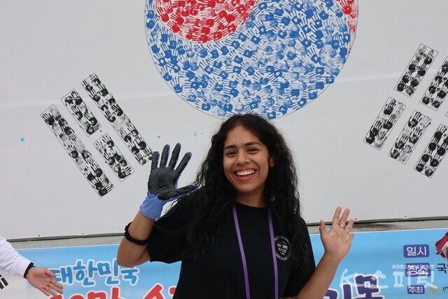 K문화힐링페스티벌에 참가한 미국 명상여행단의 태극기몹 참가. 사진 강나리 기자.