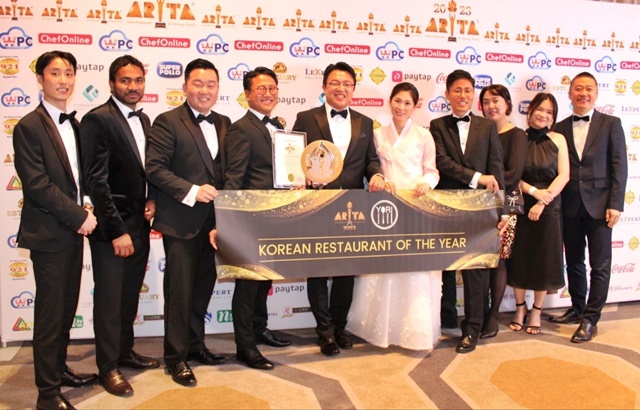 한식 브랜드 ‘요리’는 영국 런던에서 10월 8일(현지 시각) 열린 ‘아시안 레스토랑 어워드(Asian Restaurant & Take away Award) 2023’에서 ‘올해의 한식당(Korean Restaurant of the Year)’ 대상을 수상했다. 사진 JS홀딩스