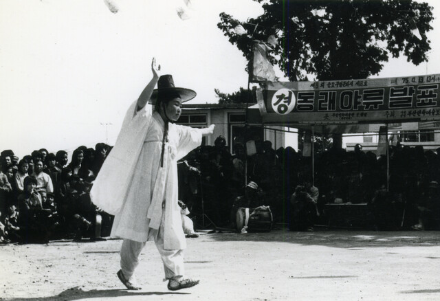 1975년 동래야류 발표회 중 학춤. 사진 국립부산국악원