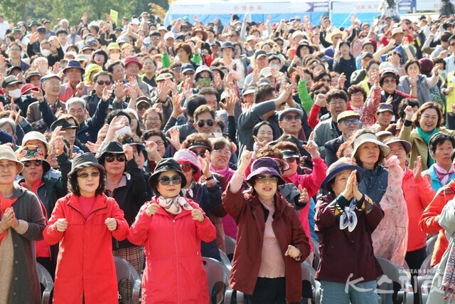 K문화힐링 페스티벌 폐막식에 전국에서 2천 8백여 명이 참가했다. 사진 강나리 기자.