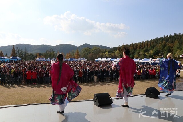 한민족역사문화공원에서 펼쳐진 손태극기 댄스. 사진 강나리 기자.