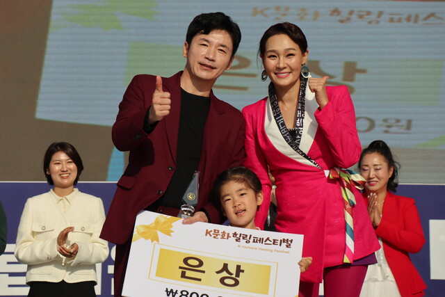 ‘K팝 노래경연대회’ 은상 수상자 김동주(사진 왼쪽) 씨가 시상식에서 가수 박주희 씨와 함께 기념 촬영을 하고 있다. 사진 권은주 기자