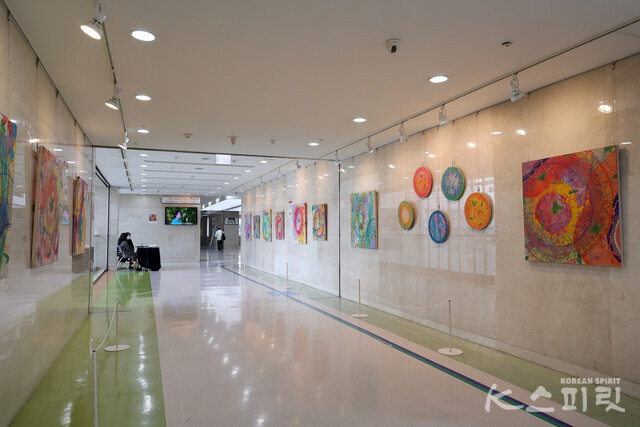 조미예 작가의 《무용한 정원》이 11월 7일까지 서울대학교치과병원 로비층 치유갤러리에서 개최된다 [사진 김경아 기자]