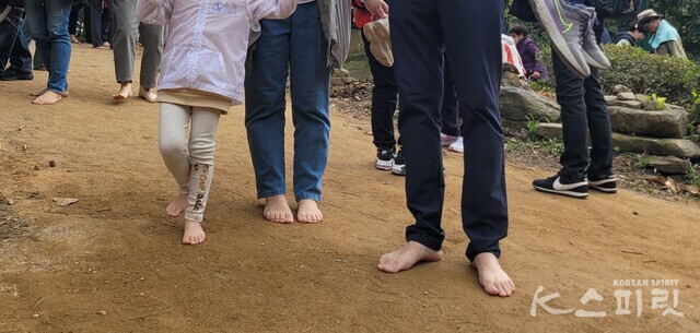 충남 천안 국학원 내 해피로드 황톳길을 걷는 가족. 사진 권은주 기자.