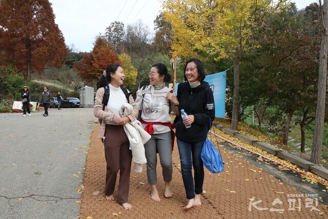 가을 단풍이 물든 가마니길을 걷는 참가자들. 사진 강나리 기자.