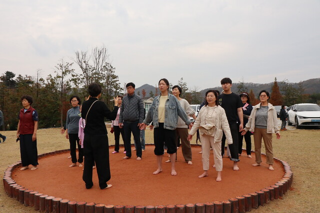 온가족이 함께하는 해피로드 맨발걷기 축제 참가자들이 맨발걷기 명상을 하고 있다. 사진 강나리 기자