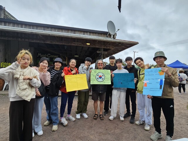 뉴질랜드에서 개최한 지구시민캠프에 참가한 김하운 학생(왼쪽 앞)과 친구들이 파퍼스마켓 앞에서 '한국알리기' 프로젝트를 했다. 사진 벤자민인성영재학교 제공.