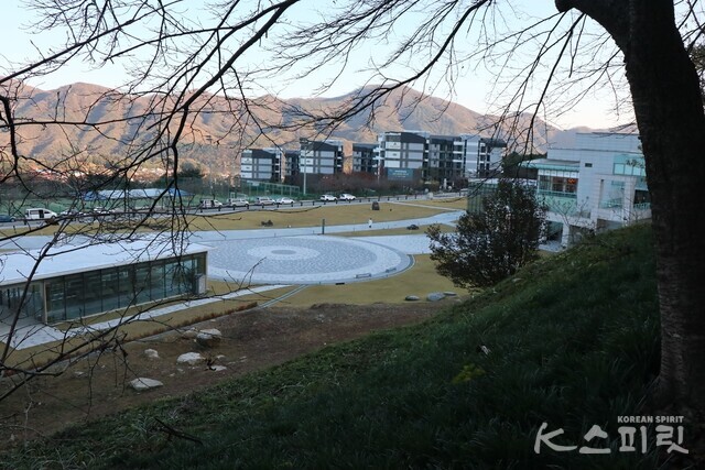 왼쪽 아래 전북도립미술관 광장 너머 포근히 감싸안은 듯한 가을산. 사진 강나리 기자.