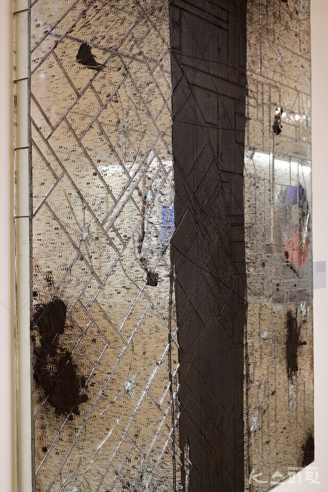 라시드 존슨, Facts, Mirrored tile, black soap, and wax, 213.4x152.4cm, 2012 (부분 이미지) [사진 김경아 기자]