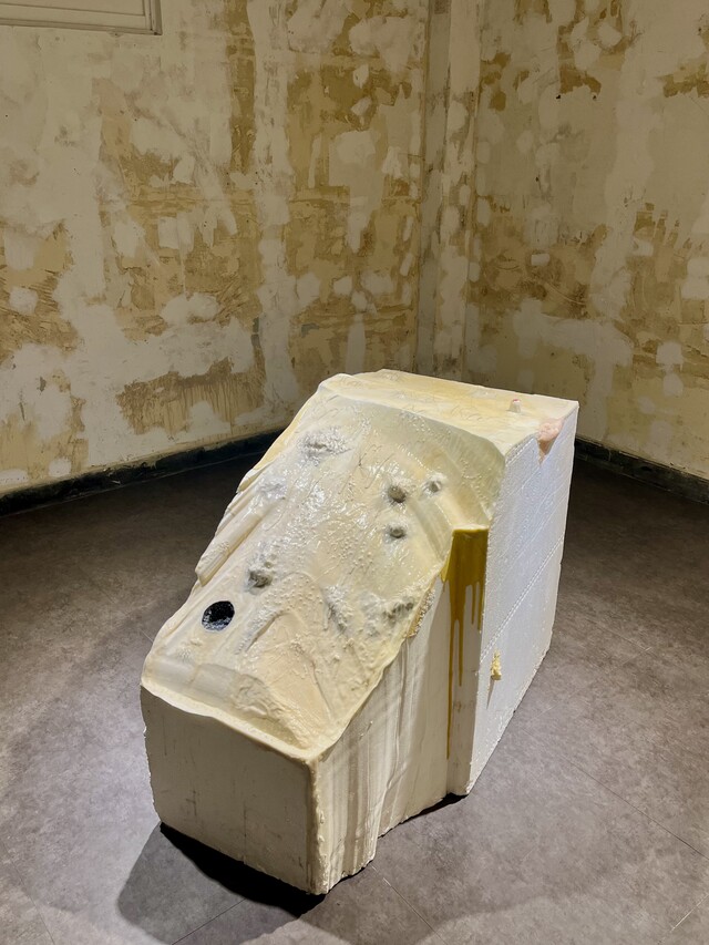 김수민, Body (1), 2022, 스티로폼 지점토 실리콘 머리카락, 85×60×110cm. 이미지 갤러리 호호