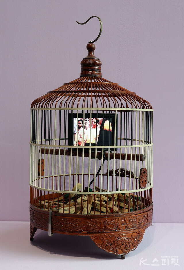 백남준, 새장 속 케이지 Cage in Cage, 1990, 혼합매체, 43x33cm [사진 김경아 기자]