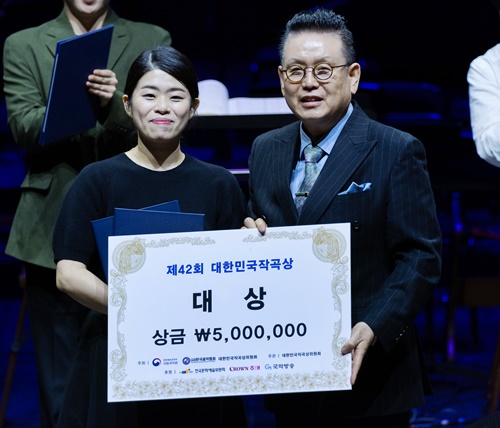 제42회 대한민국 작곡상 대상에 손다혜(사진 왼쪽)의 "25현가야금과 국악관현악을 위한 ‘어린 꽃’"이 선정되었다. 사진 한국음악협회