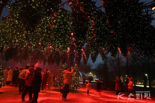 서울숲 가족마당에서 2024년 1월 7일(일)까지 펼쳐지는 《움직이는 예술공원》 프로젝트 [사진 김경아 기자]