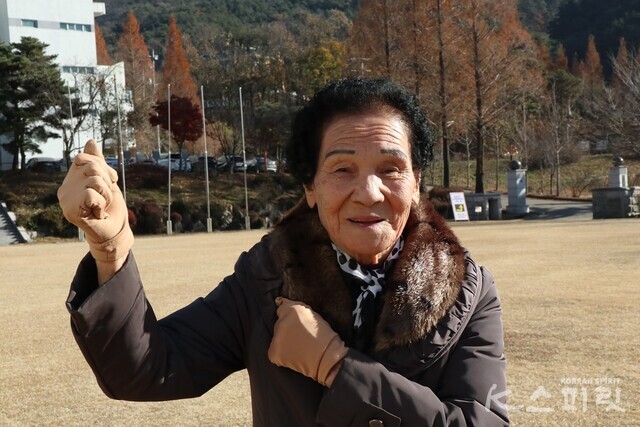 올해 105세 이삼추 어르신. 늘 흥겹고 건강한 삶을 사는 장생모델. 사진 강나리 기자.