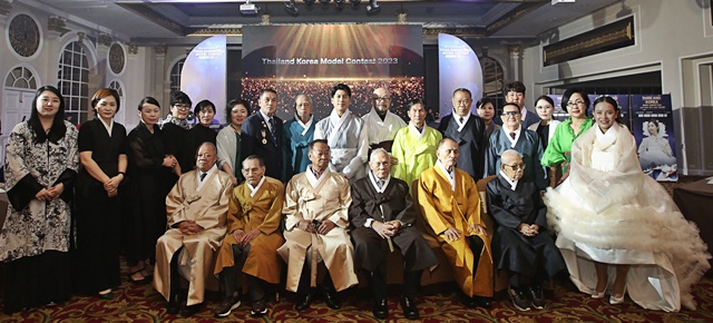 한문화진흥협회는 12월 10일 태국 수도 방콕에서 태국의 한국전 참전용사들에게 한복을 증정했다. 사진 한문화진흥협회