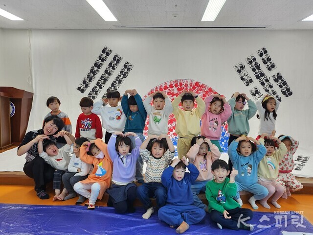 태극기 손도장을 찍고 자신이 그릴 수 있는 가장 큰 하트를 그리며 "대한민국 사랑해!"를 외치는 아이들. 사진 김가령 기자.