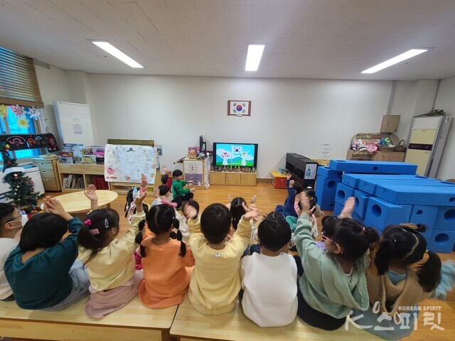 챌린지에 앞서 태극기몹 율동과 노래를 배우는 아이들. 사진 김가령 기자.
