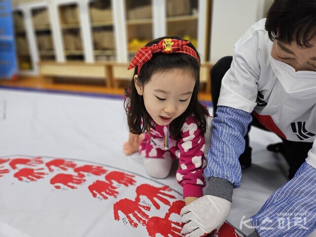 태극기 손도장을 찍은 아이의 얼굴에 웃음이 가득하다. 사진 김가령 기자.