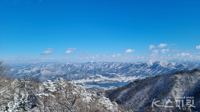 겨울 모악산은 동서남북으로 산들이 겹겹이 물결을 이루어 마치 산수화처럼 펼쳐진 풍광을 볼 수 있다. 사진 신효재 기자.