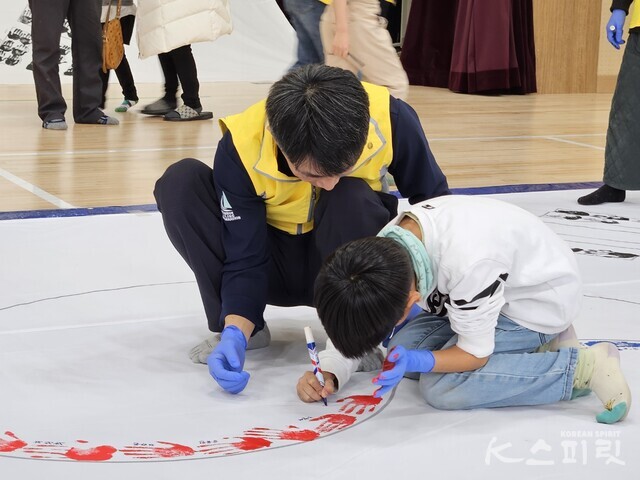 전국 초등학교로는 처음으로 전북 남원왕치초등학교 학생들이 지난 20일 '100만 손도장 태극기몹' 챌린지에 참가했다. 사진 성태연 기자.