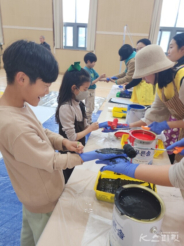 설레는 마음으로 태극기몹을 준비하는 남원왕치초등학교 학생들. 사진 성태연 기자.