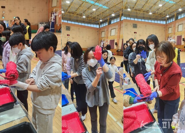 저마다 진지한 모습으로 100만 손도장 태극기몹에 참가한 학생과 학부모들. 사진 창영초등학교 제공.