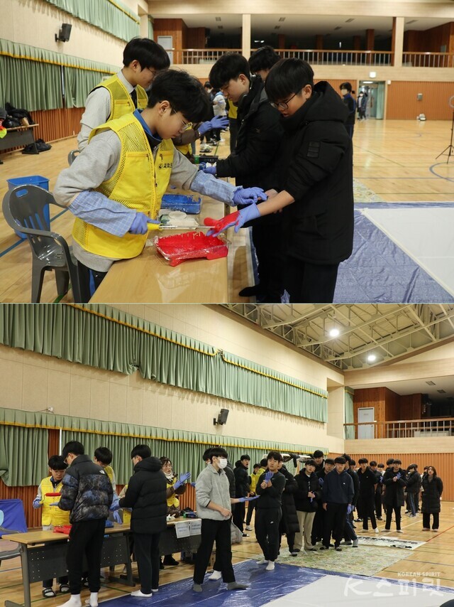 이날 행사는 천안중학교 1학년 학생들이 진행에 참여해 학우와 선배들의 손도장 챌린지를 도왔다. 사진 강나리 기자.