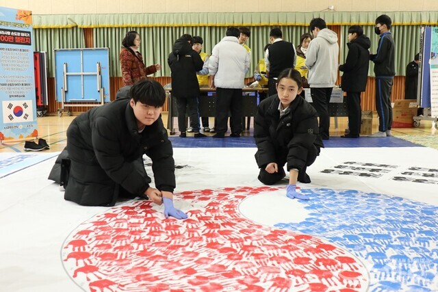 손도장으로 태극을 완성해가는 천안중학교 학생들. 사진 강나리 기자.