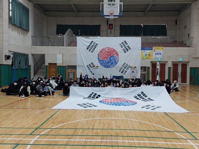 가산중학교 학생들이 손도장 태극기를 완성하고 기념촬영을 하였다. 사진 신동호 기자.