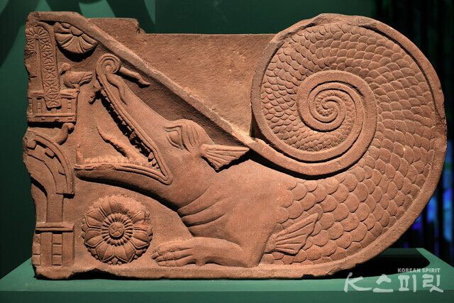 스투파를 지키는 마카라, 기원전 2세기 후반, 인도 인도박물관 [사진 김경아 기자]