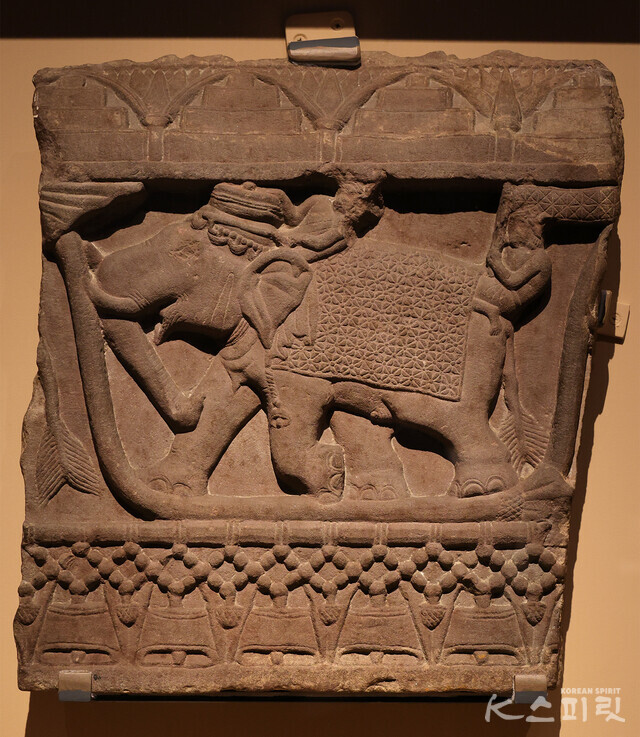 사리함을 옮기는 코끼리, 기원전 2세기 후반, 인도 알라하바드박물관 [사진 김경아 기자]