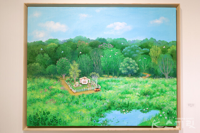 '긴 산책로가 있는 집', 90.9x72.7cm, acrylic on canvas, 2023 [사진 김경아 기자]