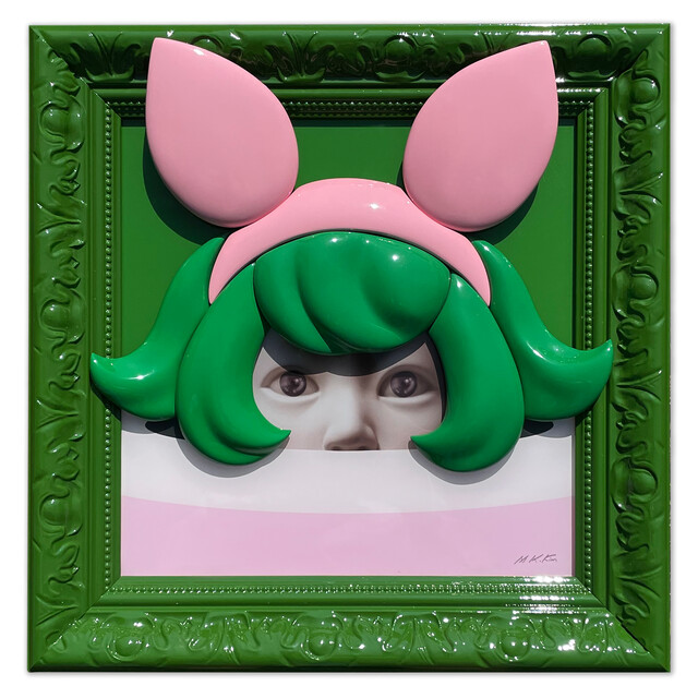 김민경, 위장 인형-빼꼼Camouflaged Doll_peeping (MKCFS-0204 Grass green 2), 2022,   C-print, Diasec,synthetic resins, a color-coated frame, 40x40x8(h)cm. 이미지 갤러리그림손