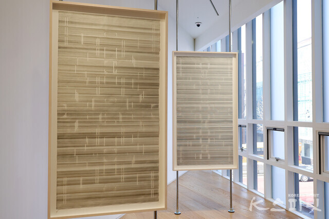 제시 천, '시: concrete poem(no.111123)', 2023, Graphite on hand cut hanji, wood frame, 155.5x87.5cm [사진 김경아 기자]