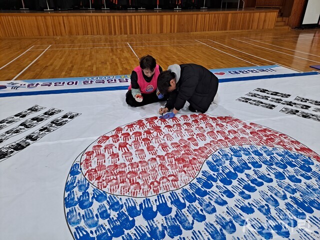 지난 1월 26일 대구상원고등학교 900여명 학생과 교사는 학교의 나라사랑 전통을 계승하는 '한국인이 한국인 답게, 나라사랑 손도장 100만 챌린지'에 참여했다. 사진 박재연 기자.