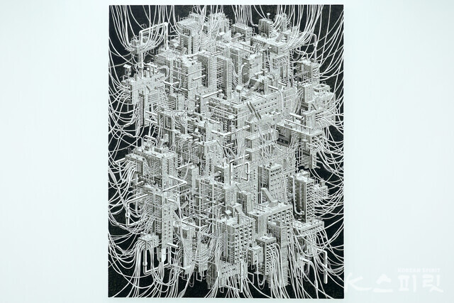 이덕영, 소비의 도시 A City of Consumption, 2019, pen, acrylic on canvas, 162.2x130.3cm [사진 김경아 기자]