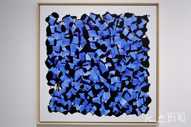 유주희, Blue (파랑), Acrylic on Canvas, 80x80cm, 2023 [사진 김경아 기자]