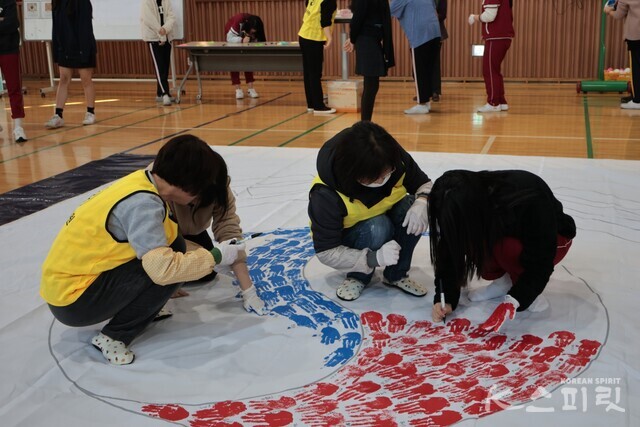 손도장으로 태극을 완성해가는 인천 구월여중 학생들. 사진 이은미 기자.