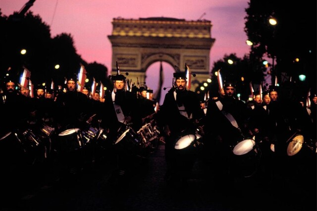 르네 뷔리, 샹젤리제 거리에서 열린 프랑스 혁명 200주년 기념 퍼레이드, 파리, 프랑스, 1989 ⓒ René Burri/Magnum Photos