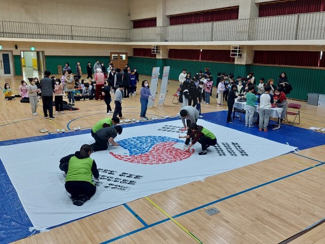 손도장 태극기를 만들고 있는 참가자들. 사진 신동호 기자.