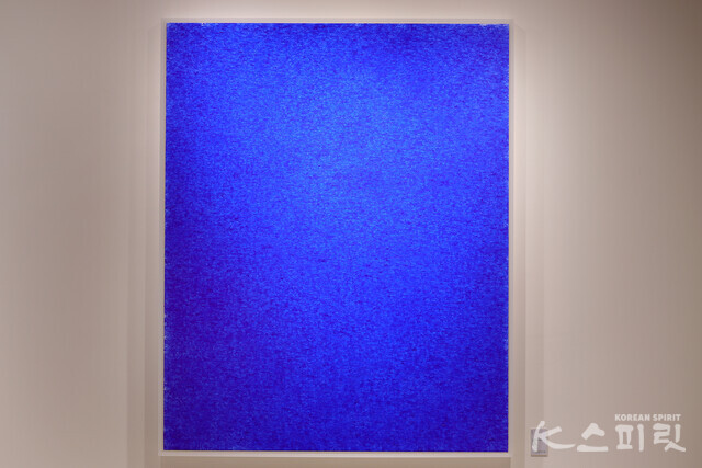 김춘수, ULTRA-MARINE 22196, Oil on canvas, 162.2x130.3cm, 2022 [사진 김경아 기자]