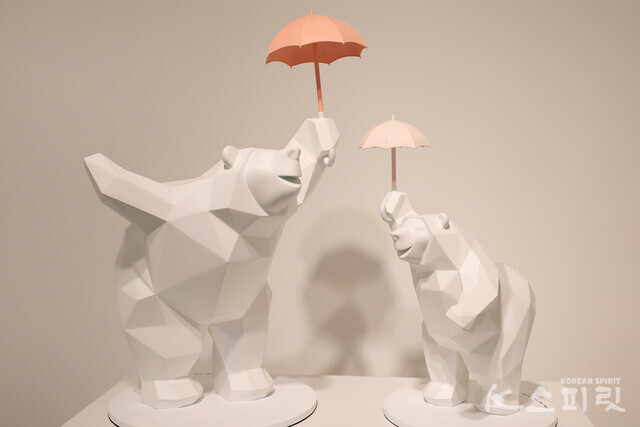 Standard Animal-우산이 되어 줄게, 2024, acrylic on resin, big 30x29x45cm / small 19x20x35cm [사진 김경아 기자]
