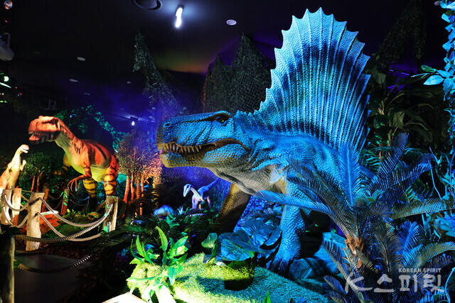 (맨 오른쪽) 디메트로돈, '두 가지 크기의 이빨'이라는 뜻을 가졌고, 공룡보다는 포유동물에 가깝다 [사진 김경아 기자]