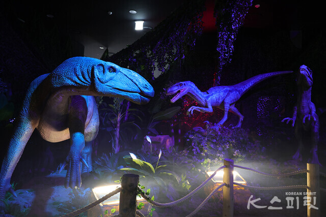 청량리역 롯데캐슬SKY-L65에서 약 2억만년 전 공룡이 살아 숨쉬던 시대를 체험할 수 있는 《다이노스 얼라이브 (Dinos Alive: Immersive Experience)》가 6월 30일(일)까지 열린다 [사진 김경아 기자]