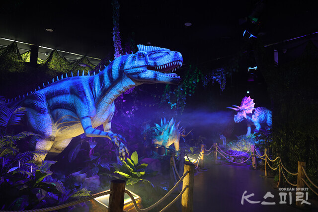 청량리역 롯데캐슬SKY-L65에서 약 2억만년 전 공룡이 살아 숨쉬던 시대를 체험할 수 있는 《다이노스 얼라이브 (Dinos Alive: Immersive Experience)》가 6월 30일(일)까지 열린다 [사진 김경아 기자]