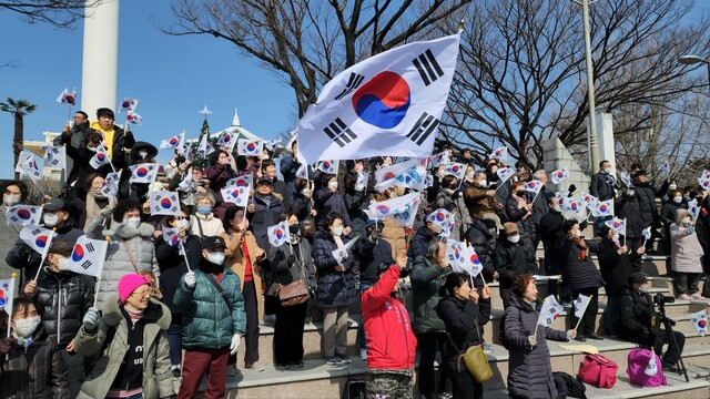 꽃샘추위에도 불구하고 220여 명 시민들이 부산국학원 주최 삼일절 기념식에 참석했다. 사진 부산국학원.