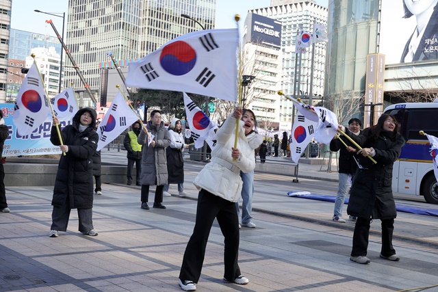 서울국학청년단이 태극기를 활용한 축하공연을 하고 있다. 사진 김경아 기자