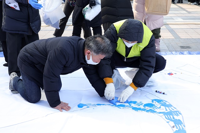 서울국학원이 개최한 삼일절 기념행사에서 참가자들이 손도장으로 태극기를 만들고 있다. 사진 김경아 기자